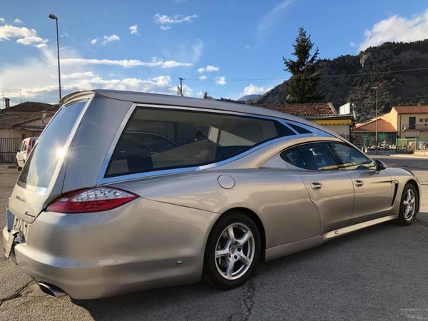 Funerali in supercar: le foto delle 5 auto da non perdere per l'ultimo viaggio