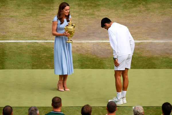 Djokovic si inchina a Kate Middleton ma Wimbledon è ai suoi piedi