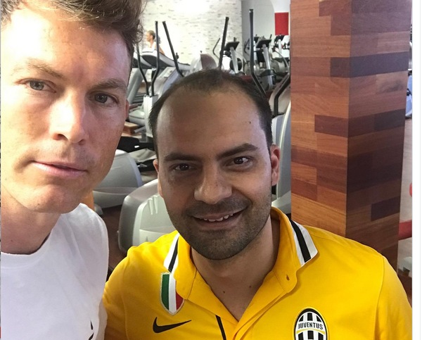 Lichtsteiner posta "Fino alla fine" con un fan Juve e gli scrivono: «Pendolino gobbo per sempre»