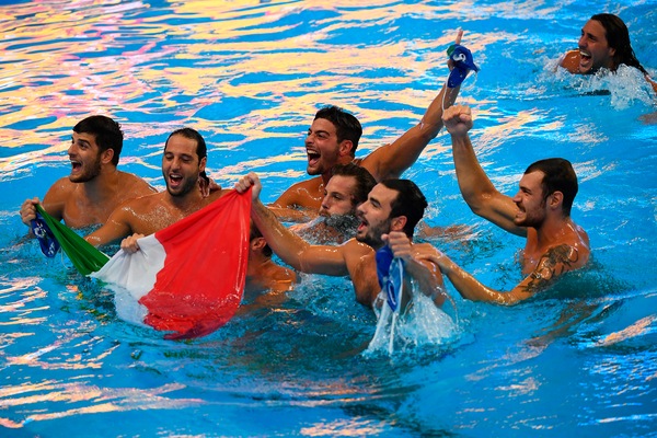 Settebello campione del mondo: scatta la festa in vasca dopo il trionfo!