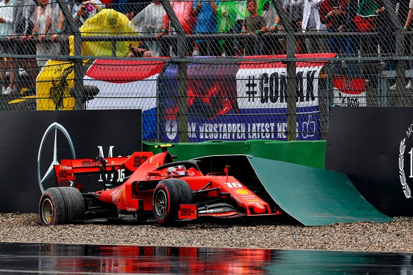 Delusione Leclerc: esce e torna ai box in motorino