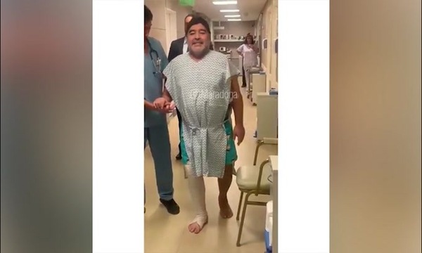 Ecco Maradona dopo l'operazione: "Torno a camminare come a 15 anni"
