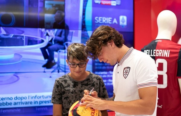 L'accoglienza dei tifosi del Cagliari per Luca Pellegrini