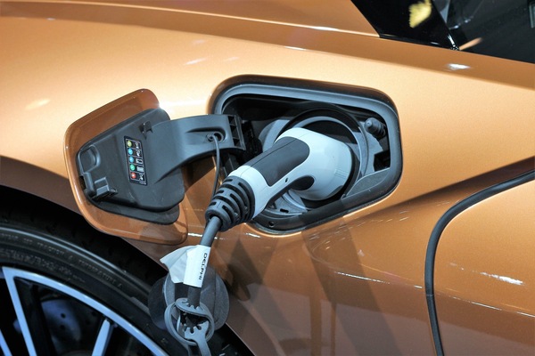Ora bastano sei minuti per ricariche l'auto