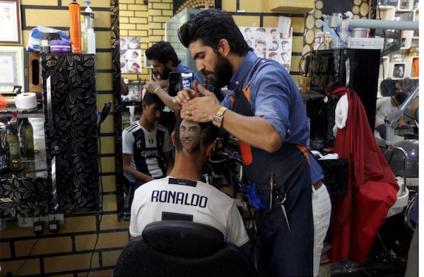Il barbiere iraniano che "disegna" Cristiano Ronaldo in testa: un trionfo