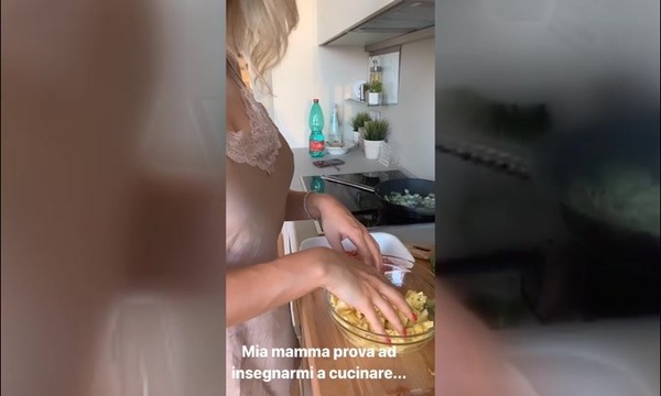 Diletta Leotta prepara una ricetta in cucina