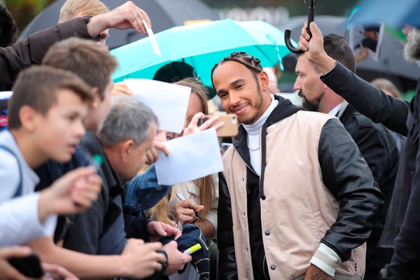 Hamilton: "Quando guardo il mondo lì fuori penso al ritiro"