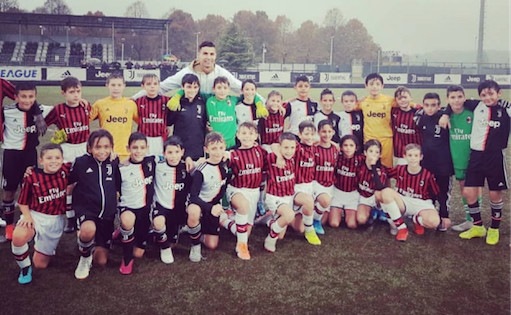 Cristiano Ronaldo a Vinovo per il figlio Cristianinho: alla fine è selfie tra Juve e Milan