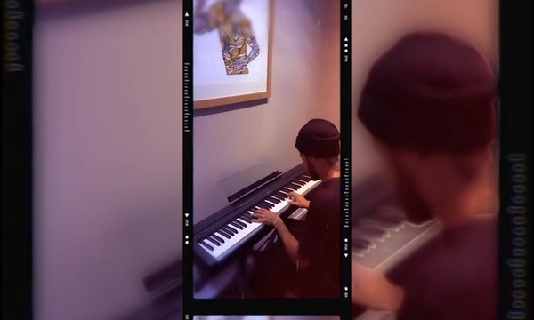 Neymar si esibisce al pianoforte