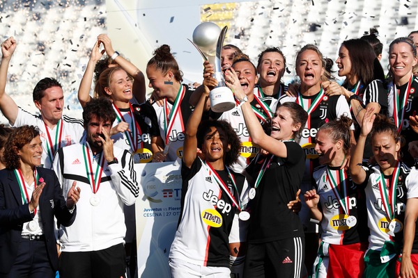 Delirio Juve per la Supercoppa e irruzione in conferenza stampa