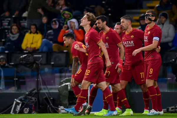 Roma super in dieci uomini, il Cagliari vola. Vince la Fiorentina, pari della Samp