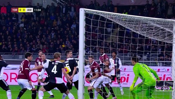Torino-Juve, la moviola: braccio di De Ligt da rigore per i granata nel primo tempo