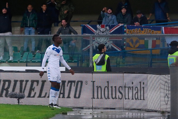 I tifosi del Verona: "Non troviamo il pallone di Balotelli"