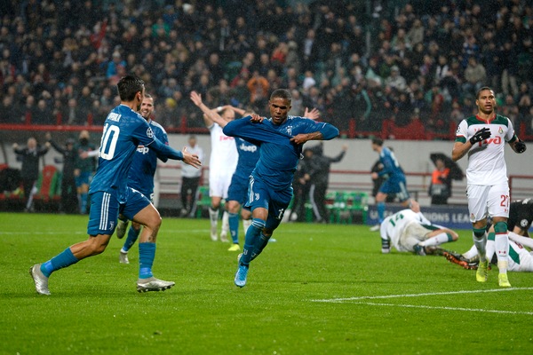 Douglas Costa favoloso manda la Juve negli ottavi: gol meraviglia! Lokomotiv ko 2-1