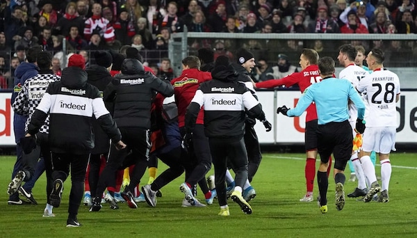 Friburgo-Eintracht, stende l'allenatore e scatta la rissa: sette turni di squalifica