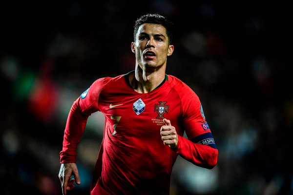 La Juve si congratula con Ronaldo dopo la tripletta con il Portogallo