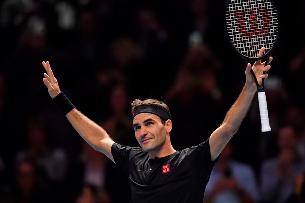 Federer vola in semifinale delle Atp Finals: Djokovic sconfitto 6-4 6-3
