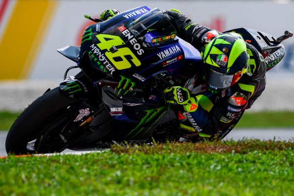Valentino Rossi, brutta caduta: moto in pezzi, ma lui è ok