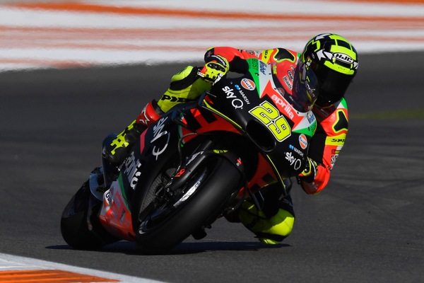 Iannone, che paura! la sua Aprilia prende fuoco a Valencia