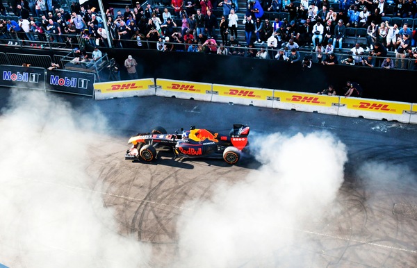 F1, la Red Bull si supera: pit stop senza gravità!