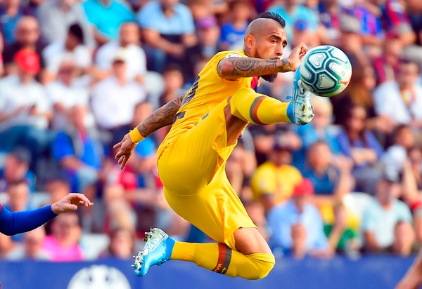 Vidal regala la vittoria al Barcellona, il Real rimonta e serve il tris