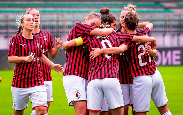Il Milan vince e si prende il primo posto: la Juve domani a Roma