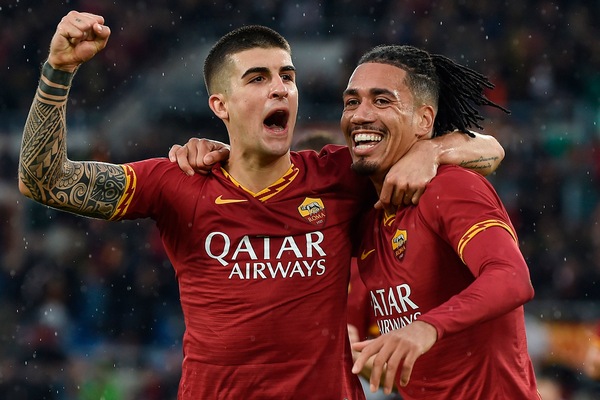 Smalling e Mancini lanciano il tris della Roma: applausi e abbracci all'Olimpico!
