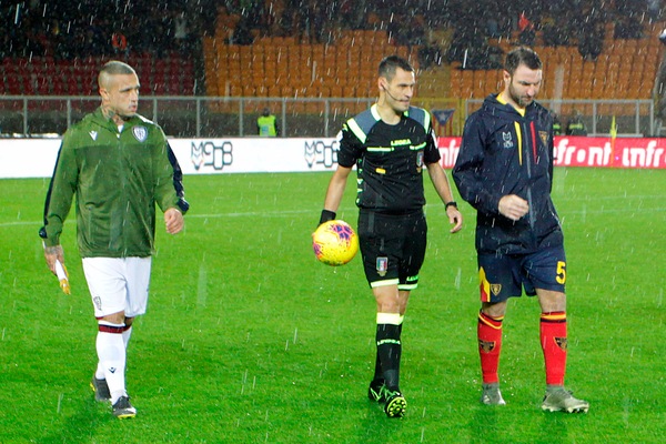 Lecce-Cagliari rinviata per la pioggia: si gioca domani alle 15