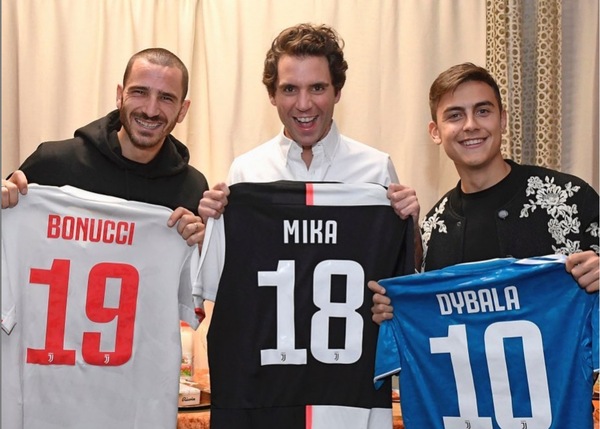 Mika, canta la Juve con Agnelli, Dybala e Bonucci