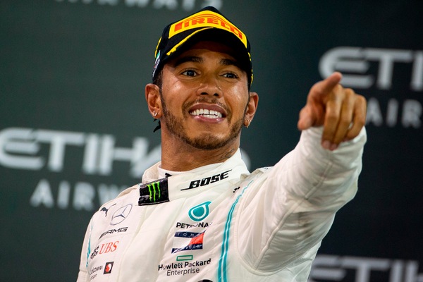 Ecco il casco 2020 di Hamilton. Domani la nuova Mercedes