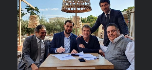 Carrera firma con l'Aek Atene: ecco la foto