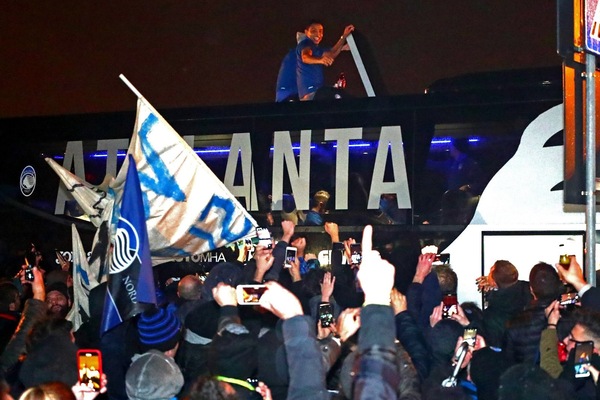 Atalanta, notte di festa: migliaia di tifosi in delirio all'aeroporto