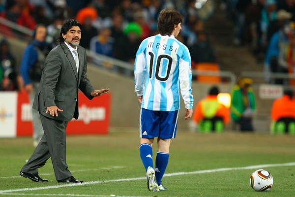 Maradona: "Non criticherei mai Messi, è il mio idolo"