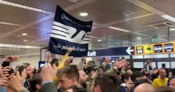 La Lazio rientra in Italia dopo la Supercoppa e a Fiumicino parte la festa