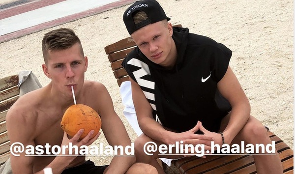 Haaland in spiaggia con il fratello, aspettando la... Juve. E Cristiano Ronaldo