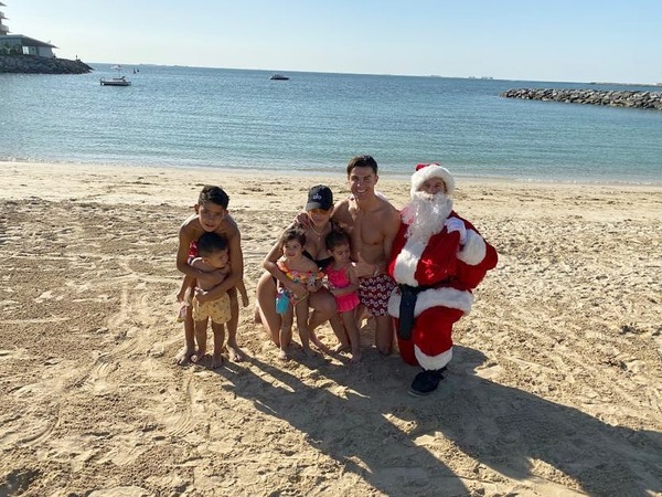 Cristiano Ronaldo, vacanze al mare con Babbo Natale
