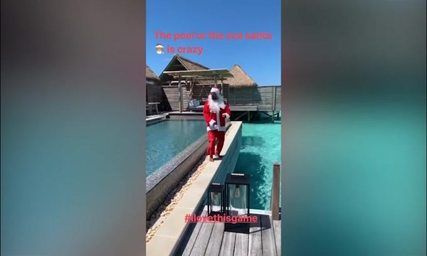Babbo Natale si tuffa in acqua, ma è....Patrice Evra!