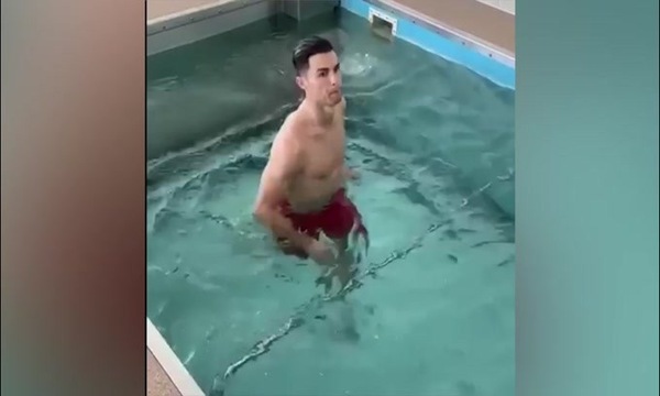 Allenamento in piscina per Cr7!