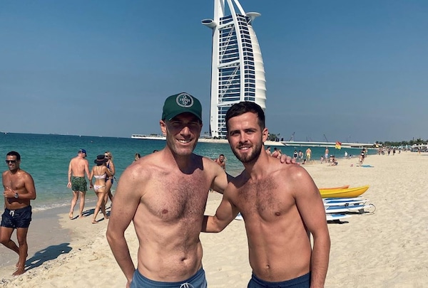 Zidane incontra Pjanic in spiaggia: due ere Juve dai piedi buoni