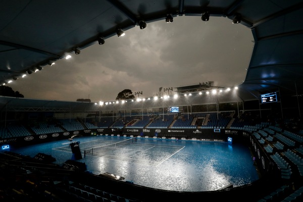 Australian Open, dopo il fumo ci si mette pure la pioggia
