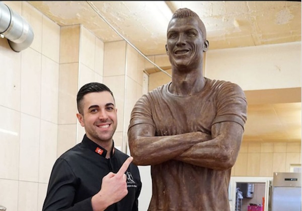 Cristiano Ronaldo da gustare? Sì, adesso è una statua di cioccolato di 1,87 metri