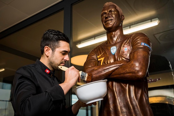 Cristiano Ronaldo, una statua di cioccolato per il fuoriclasse della Juve