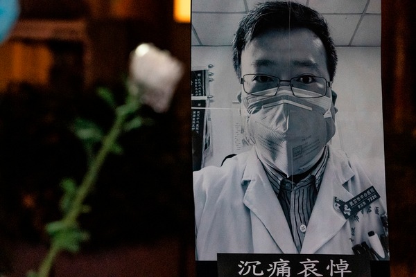 Coronavirus: la Cina chiede scusa al medico-eroe Li Wenliang