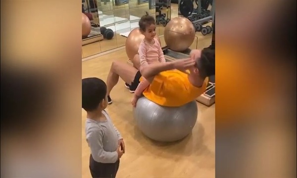 Cristiano Ronaldo, addominali in famiglia