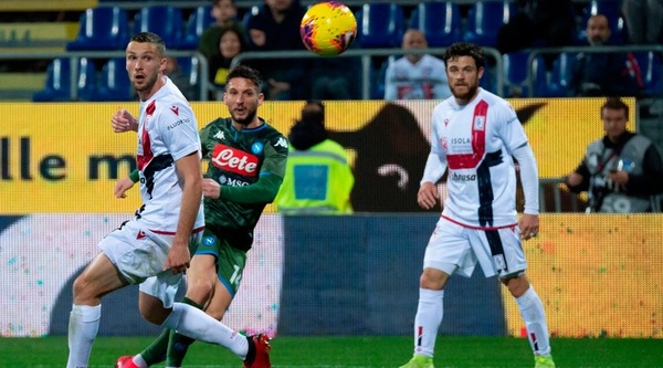 Mertens show, il Napoli torna alla vittoria: Cagliari ko