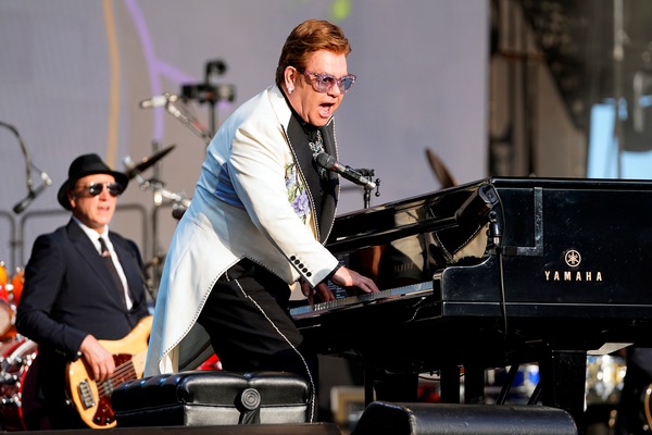 Elton John ferma un concerto a causa della polmonite