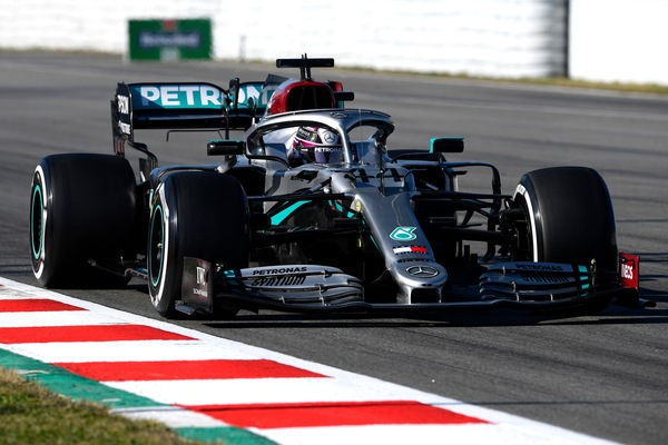 Test Barcellona, giallo sul volante mobile alla Mercedes: per Fia è regolare