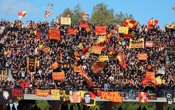 Scontri tra tifosi di Bari e Lecce: pullman dato alle fiamme