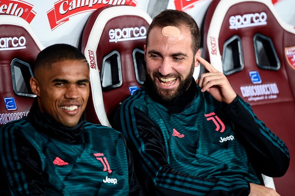 Juve, Sarri convoca Douglas Costa, Higuain e Khedira per il Lione