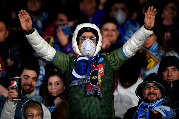 Napoli-Barcellona, i tifosi si proteggono dal Coronavirus con le mascherine